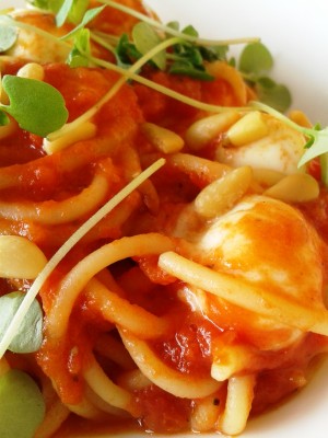 Settimo Cielo - Spaghetti mit Tomatensauce, Mozzarella und Pinienkernen