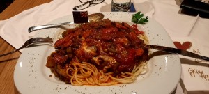Kotelett Italia mit Spagetti und Gemüse mit Käse überbacken
