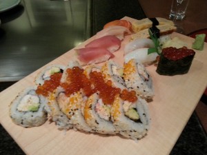 Sushi - California Maki, Maguro (Thunfisch), Yellowfin Tuna, Sake (Lachs), ... - Unkai - Wien