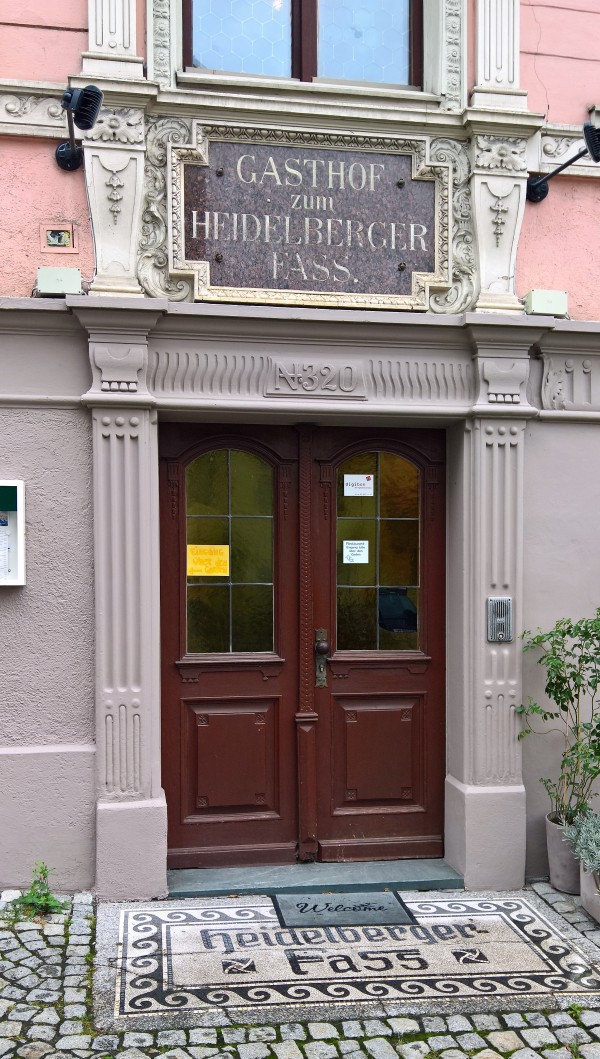 .....irgendwie schön das Portal...... - La Taverna Due / Heidelberger Fass - Bregenz