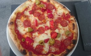 Pizza Calabrese (pomodoro,mozzarella,salamino piccante,olio piccante,peperoncino)