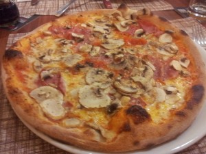 Pizza Prosciutto e Funghi (7,80 Euro). - Pizzeria Trattoria Italia - Lauterach