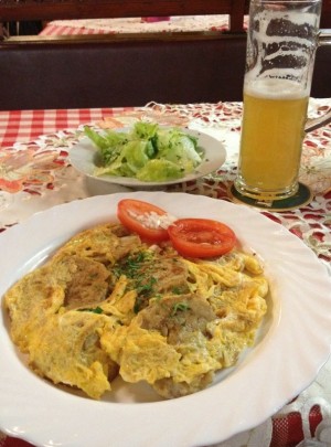 Knödel mit Ei und Salat - Gasthaus Kopp - Wien