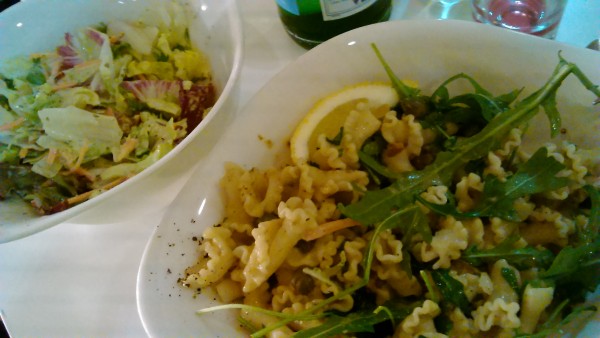 "Pasta Vitello" und kleiner gemischte Salat - Vapiano - Moulin Rouge - Wien