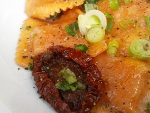 Wortner Mozzarella-Ravioli mit gebratenen Tomaten in Basilkumbutter - Café Wortner - Wien
