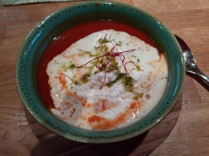 Tomaten-Chili-Cremesuppe mit Pesto und Mozzarella