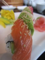 nicht nur optisch ein Genuss:
Regenbogen Sushi
innen Garnelen und Avocado ... - Kosu - Wien