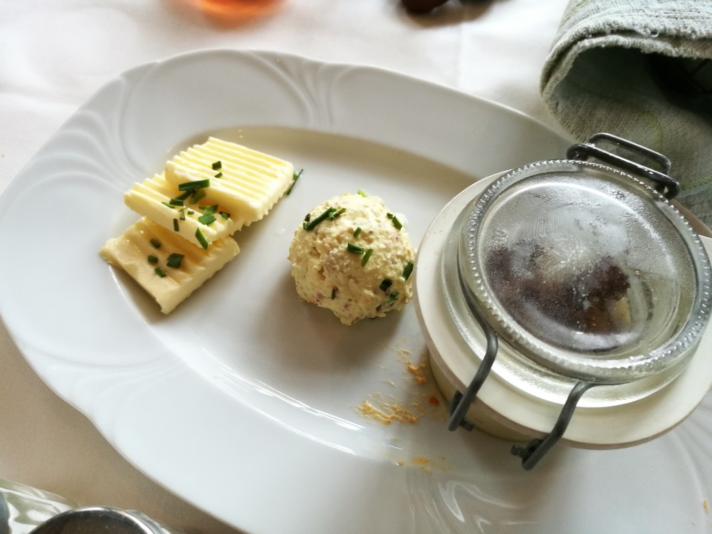 Gedeck: Butter, Frischkäse und Gänseschmalz - Strebersdorferhof - Restaurant - Wien