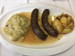 Hausgemachte Breinwurst mit Sauerkraut und Röstkartoffeln