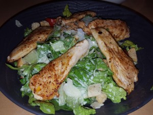 Caesar Salad mit gegrillten Hühnerfiletstreifen