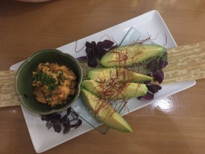 Thunfisch und Avocado mit Spicy-Sauce