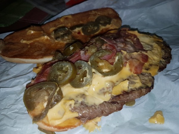 Xtra Long Chili Cheese mit Jalapenos und Bacon - schön schaaaaaarffff - Burger King - Wien