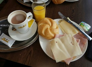Pikantes Frühstück (2 Semmeln, 1 Butter, 4 Blatt Schinken, 3 Blatt Käse, Heisse Schokolade und ...
