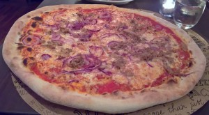Pizza Tonno, die mit Thunfisch, Zwiebel und Käse - L'Osteria Wien - Wien