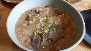&quot;Suan Cai Mian&quot;, Nudeln mit Rindfleisch in einer chinesischen Sauerkrautsuppe