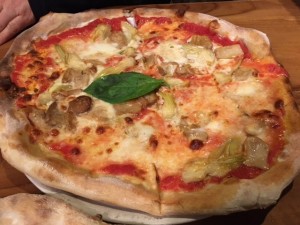 Pizza Carciofi (Tomaten, Mozzarella, Artischocken, extra Champignons und ... - Pizzeria Luna Rossa - Wien