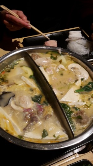 &quot;Hot Pot Fondue“ mit Curry-Kokos Suppe