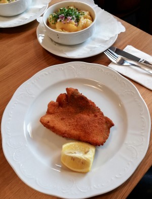 Karpfen gebacken, die (sehr) kleine Variante, mit sensationellem Erdäpfelsalat - Gasthaus MÖSLINGER - Wien