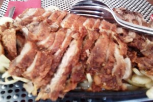 Asia Restaurant Sun Knusprige Ente mit Knoblauchsauce auf Gußeisenplatte mit geröstetem Zwiebel