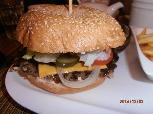 Texasburger: Keine Augenweide, aber ziemlich groß, 180g frisch gebratenes Laberl und geile Sauce.