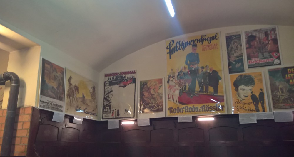 Überall alte Filmplakate mit Beschreibung an der Wand - Gastwirtschaft Rohrböck - Wien