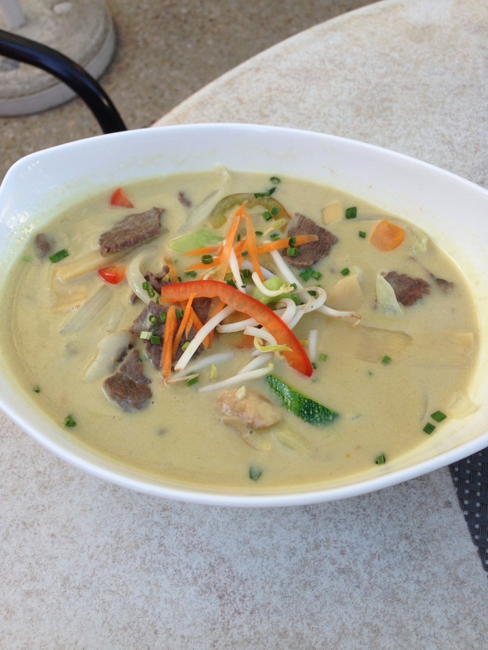 Wunderbares grünes Curry mit Rindfleisch - Sudjais Thai Küche - Aschach an der Donau