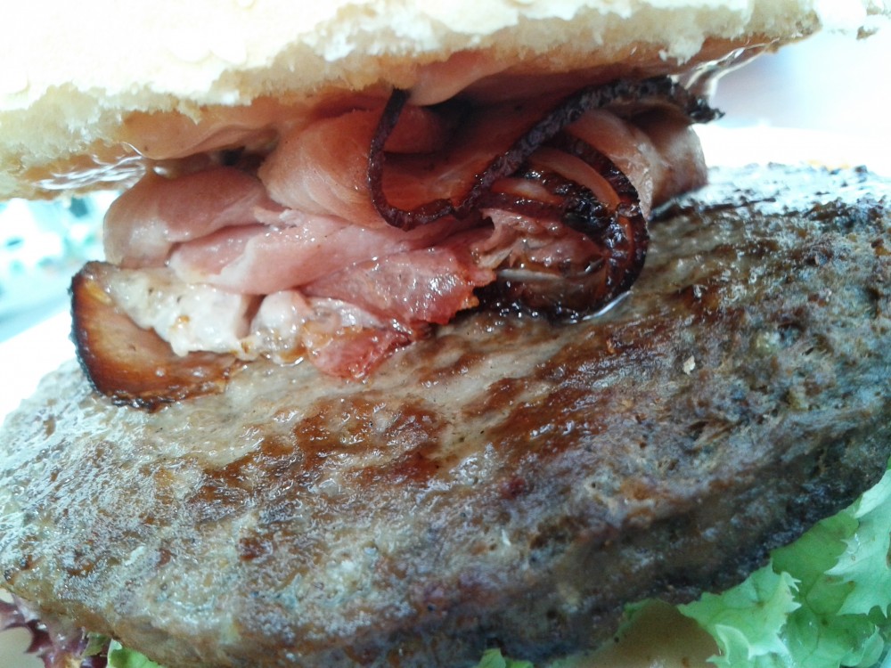 Bacon-Burger mit Pommes EUR 9,90 - Bierometer 2 - Wien