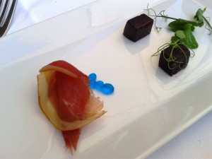 Settimo Cielo - Gruß aus der Küche (Prosciutto mit Johannisbeergelée und Blue Curacao-Perlen)