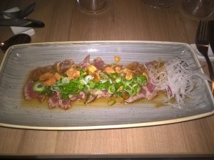 Beef Tataki: Rinderfilet Sashimi | Frühlingszwiebel
Zwiebel Ponzu Sauce | Knoblauch Chips