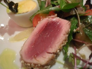 Tuna in Sesamkruste auf Sardellensalat - TERRA ROSSA - Wien
