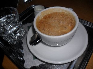 ein &quot;großer Kaffee&quot; - egal was man jetzt auch genau bestellt hatte... - Cafe Einstein - Wien