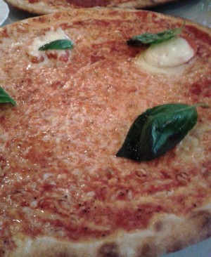 Frascati - Pizza Primavera (Tomatenscheiben, Mozzarella di Bufala & frischer ... - Pizzeria Frascati - Wien