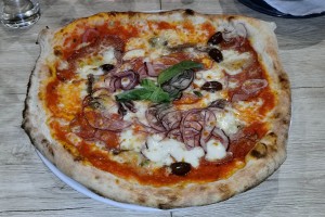 Da Bruno - Pizza Napoli - auf Wunsch leicht variiert - recht gut - Teig in der Mitte aber letschert