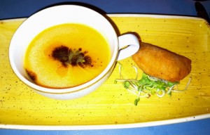 Orange-Muskatkürbis-Cremesuppe, Blutwurst-Tascherl