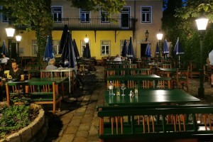 Der Gastgarten in der Abendstimmung - Zum Renner - Wien