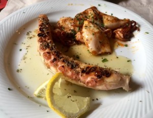 Kalamari/Oktopus - die Kostprobe aus der Küche - TO Ellinikon - Wien