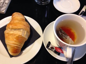 Kleines Wiener Frühstück- 1 Heißgetränk + 1 Croissant ... Preis: 5,80
