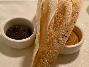 Gedeck (hauchdünnes knuspriges Fladenbrot mit Oliventapenade &amp; Hummus)