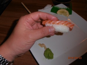 Der Fisch überdeckt den Reis wie ein offener Fächer.