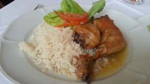 Hühnerhaxerl mit Reis vom Mittagsmenü