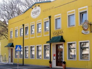 Die rechte Tür führt ins Lokal - Stasta - Wien