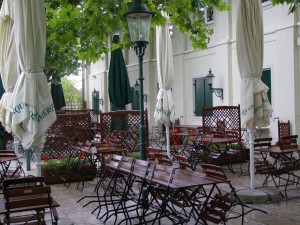 Gastgarten bei Regen - Das Chadim - Wien