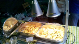 knoblauch &amp; rosmarien kartoffel unter der wärmelampe