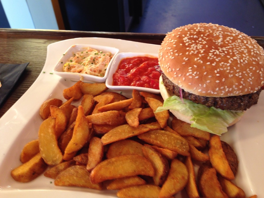 Farmers best Burger mit spicy potatoes - Clocktower American Bar & Grill - Wien-Süd - Brunn am Gebirge