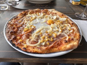 Pizza Rusticale, Zwiebel, Knoblauch, Speck, Mais und ein Ei. Tadellose Pizza, wirklich sehr, ...
