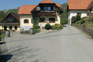 Links das Buschenschankgebäude, daneben 2 Häuser mit Gästezimmern - Weingut Buschenschank Lorenz - Kitzeck im Sausal