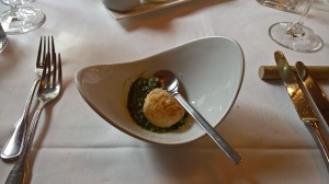 Gruß aus Frau Ullis Küche, Topfenknöderl in Parmesanhülle auf Cremespinat - Zum Blumentritt - St. Aegyd am Neuwalde
