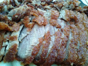 Asia Restaurant Sun Knusprig gebratene Ente mit Knoblauchsauce auf Gußeisenplatte mit geröstetem ...