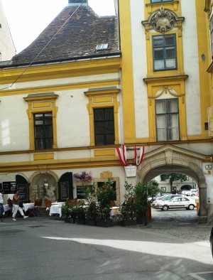 Zum Basilisken - Der Gastgarten - daneben der Heiligenkreuzer-Hof