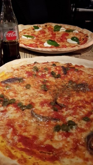 Pizza &quot;CIP &amp; CIOP&quot; (vorne) + Pizza &quot;CAPRESE&quot; (Mozzarella, Kirschtomaten und Basilikum - im ...